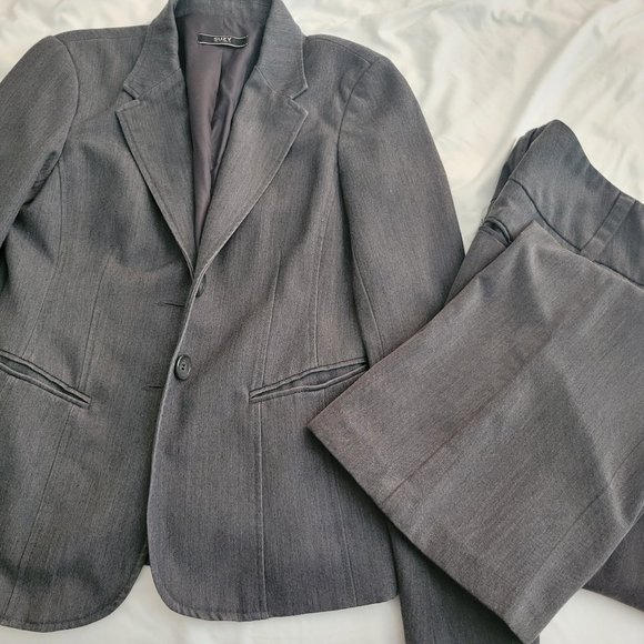 Dark grey suit sz 2 - Picture 1 of 4